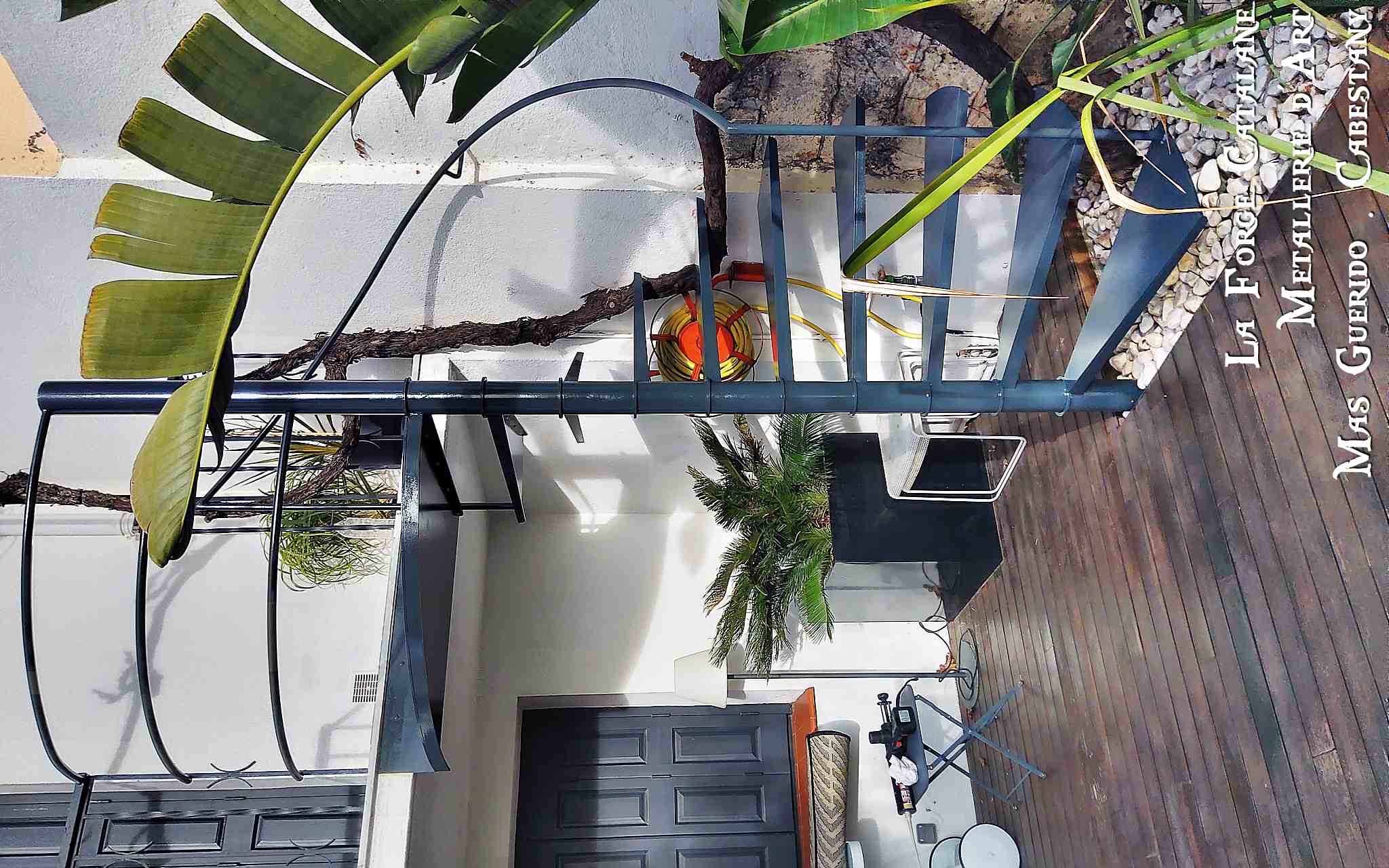 escalier helicoidal exterieur main courante debillardee fer forge  Forge Catalane 2.jpg